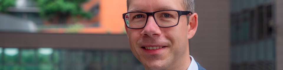 Markus Kammermeier arbeitet seit mehr als 25 Jahren in IT-, HR- und Transformationsprojekten. Außerdem gründete er sein eigenes Beratungsunternehmen, um Organisationen bei Veränderungen und Transformationen zu unterstützen. Heute arbeitet Kammermeier als Business Architect und Solution Advisor bei Workday und unterstützt Unternehmen dabei, innovative Technologien zur Bewältigung ihrer geschäftlichen Herausforderungen im Finanz- und Personalwesen einzusetzen. Außerdem ist er als Lehrbeauftragter an der Hochschule tätig.
Mit einem Hintergrund in Wirtschaftspsychologie und über 10 Jahren Erfahrung im IT-Vertrieb, unterstützt Robert Frank Unternehmen bei der Optimierung ihrer Arbeitsprozesse. Seit 2021 ist er bei Workday als Regional Sales Director für die Sektoren Manufacturing und Energy tätig und konzentriert sich auf HR- und Finanzlösungen. Sein Fokus liegt auf der Steigerung der Mitarbeiterzufriedenheit und der Verbesserung der Effizienz von Geschäftsabläufen.