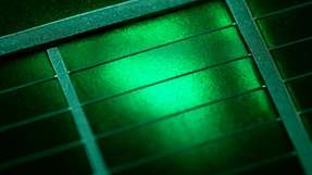 Effizienz und Qualität von bleifreien Solarzellen gesteigert Selbstorganisierte Monoschichten aus Phenothiazin steigern die Effizienz und Qualität von Zinn-Perowskit-Solarzellen und verringern Rekombinationsverluste.