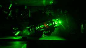 Solarthermoelektrischer Generator erstmals wettbewerbsfähig Chunlei Guo erzeugt mithilfe eines Lasers ultraschnelle Laserpulse, mit denen er Nanostrukturen in Metalloberflächen ätzt und so hocheffiziente STEGs erzeugt.