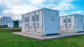 Großbatterie stärkt Netzstabilität: 500-MW-Speicher in Schottland Das Batteriespeicherprojekt Redshaw im schottischen South Lanarkshire wird mit einer Kapazität von 500 MW zur Netzstabilität beitragen.