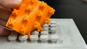 Resiliente Klettverschlüsse für Gebäude Das Klettelement verhakt sich im Bauteil.