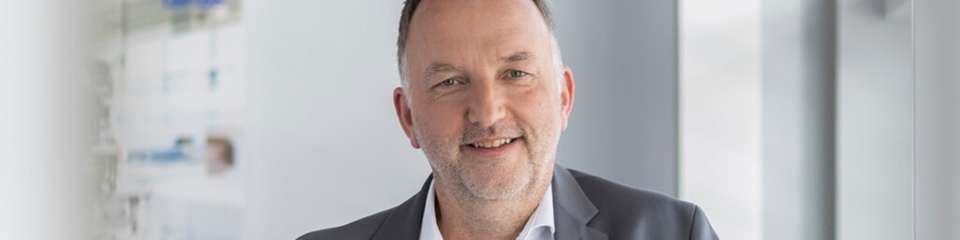 Christoph Ranze ist Gründer und Gesellschafter der Encoway. Nach seinem Informatikstudium in Trier und Bremen begann er 1993 seine Karriere bei IBM Deutschland. Von dort wechselte er zunächst als wissenschaftlicher Mitarbeiter mit dem Schwerpunktthema „Künstliche Intelligenz“ an die Uni Bremen und baute dort später das Technologie-Zentrum Informatik (TZI) mit auf. Im Jahr 2000 gründete er mit Unterstützung der Lenze-Gruppe aus dem TZI heraus encoway. Als Geschäftsführer verantwortet er die Wachstumsstrategie des auf CPQ-Lösungen spezialisierten Unternehmens. Daneben ist Herr Ranze heute für den Ausbau des digitalen Geschäfts in der Lenze-Gruppe verantwortlich. Zu der von ihm geführten Geschäftseinheit gehört auch das Innovationslabor der Lenze-Gruppe Dock.One.