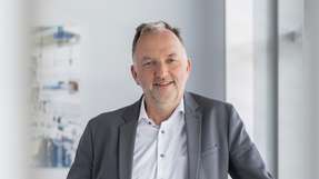 Open Innovation meets Open Automation Christoph Ranze ist Gründer und Gesellschafter der Encoway. Nach seinem Informatikstudium in Trier und Bremen begann er 1993 seine Karriere bei IBM Deutschland. Von dort wechselte er zunächst als wissenschaftlicher Mitarbeiter mit dem Schwerpunktthema „Künstliche Intelligenz“ an die Uni Bremen und baute dort später das Technologie-Zentrum Informatik (TZI) mit auf. Im Jahr 2000 gründete er mit Unterstützung der Lenze-Gruppe aus dem TZI heraus encoway. Als Geschäftsführer verantwortet er die Wachstumsstrategie des auf CPQ-Lösungen spezialisierten Unternehmens. Daneben ist Herr Ranze heute für den Ausbau des digitalen Geschäfts in der Lenze-Gruppe verantwortlich. Zu der von ihm geführten Geschäftseinheit gehört auch das Innovationslabor der Lenze-Gruppe Dock.One.