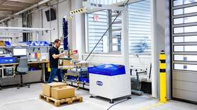 Intelligente Vakuumtechnik für die Kunststoffindustrie Der Vakuum-Schlauchheber JumboFlex Mobile lässt sich unkompliziert an unterschiedlichen Orten nutzen.