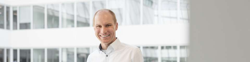 Quirin Görz ist seit Mai 2024 CEO der Digitalsparte von KUKA. Gemeinsam mit seinen Teams verfolgt er das Ziel, die nahtlose industrielle Digitalisierung voranzutreiben. Seit 2013 arbeitet er für den Automatisierungskonzern aus Augsburg und war vor seiner Tätigkeit in der Digitalsparte für vier Jahre der Chief Information Officer (CIO) von KUKA.