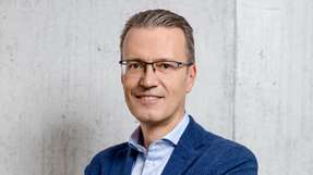German Innovation statt German Angst Prof. Dr.-Ing. Tomas Smetana ist seit 2023 CTO und Mitglied der Geschäftsführung von ebm-papst in Mulfingen. Zuvor war er 22 Jahre in leitenden Positionen bei Schaeffler in Herzogenaurach, Japan und China tätig. Nach dem Maschinenbaustudium an der TU Prag promovierte er an der TU Chemnitz. Er verfügt über langjährige Erfahrung in der Entwicklung und Industrialisierung innovativer Produkte in den Bereichen Elektromobilität, Fahrwerksysteme, Robotik, Lüftungs- und Heiztechnik, Digitalisierung und KI. Zudem ist er Honorarprofessor an der Universität Shanghai und Mitglied von Aufsichtsräten.
