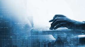 Trends in der modernen Softwareentwicklung Moderne Softwareentwicklung steht im Spannungsfeld zwischen Geschwindigkeit und Vertrauen – zentrale Plattformen, klare Verantwortlichkeiten und Compliance sichern stabile Releases.