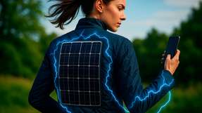 Photovoltaik wird beweglich: Neue Solarzelle liefert Strom auf jeder Fläche Prototyp einer flexiblen Perowskit-Organik-Solarzelle: Mit der Tandem-Technologie erzielte das Forschungsteam einen zertifizierten Wirkungsgrad von 26,4 Prozent.