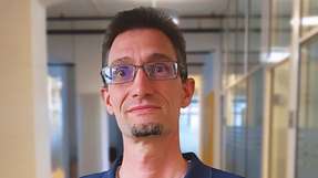 Effiziente KI direkt an der Maschine Dr. Thomas Kopfstedt ist seit 2021 Mitglied der Geschäftsführung von Knowtion und konzentriert sich in dieser Funktion darauf, neue Technologien in die Produkte der Kunden zu bringen. Seine Expertise hat er über mehrere Stationen in der Automobilzuliefererindustrie und der Wehrtechnik mit Focus auf Fahrassistenzfunktionen und hochautomatisierte Funktionen erworben. In seiner Freizeit ist Dr. Kopfstedt seit vielen Jahren im IEEE aktiv und bekleidet dort aktuell Funktion des Vice Chair für die Deutsche Section des IEEE.