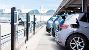 Elektromobilität einfach installieren: Vorkonfigurierte Ladepakete für Betriebe „Ready to Charge“ kombiniert vorkonfigurierte Ladehardware und intelligente Lademanagement-Software, um Elektrohandwerkern eine sofort einsetzbare Komplettlösung für Ladeinfrastrukturprojekte zu bieten.