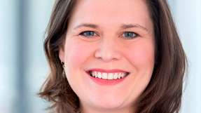 Industrial AI: Europas Stärke für die Zukunft Laura Engelhardt ist Global Head of Strategy, Foundational Technologies bei Siemens. In ihrer Rolle gestaltet sie die technologische Ausrichtung und Zukunftssicherung des Unternehmens mit. Kernthemen neben KI sind die digitale Transformation sowie Technologien zur Steigerung von Nachhaltigkeit. Als Ingenieurin mit Produktionshintergrund war sie international tätig und verbindet Zukunftsforschung mit praktischer Umsetzung.