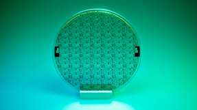 Rekordwerte bei 70-nm-GaN-Technologie für Hochfrequenz-Satellitensysteme 4-Zoll-GaN-auf-SiC-Wafer der GaN07-Technologie des Fraunhofer IAF. Die Wafer werden vollständig in der hauseigenen Halbleiterlinie hergestellt und getestet - einschließlich Design, Epitaxie, Waferverarbeitung und Charakterisierung.