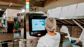 Rückrufrisiken senken: Warum Röntgentechnik unverzichtbar wird Röntgeninspektionssysteme in der Lebensmittelindustrie erkennen Fremdkörper wie Steine, Kunststoff oder Glas und erhöhen die Sicherheit über die Metalldetektion hinaus.