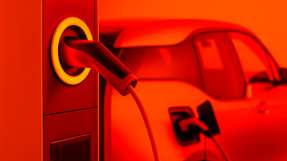 DC-Schalttechnik für E-Mobility und Energiespeicher Das bidirektionale DC-Schütz C303 von Schaltbau ist ein Serienmodell für Energiespeicher, Ladeinfrastruktur und industrielle Anwendungen, dass sich durch hohe Effizienz und Sicherheit auszeichnet.