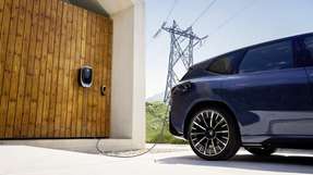 Vehicle-to-Grid startet in Deutschland: Stromspeicher auf Rädern Bidirektionales Laden macht Elektrofahrzeuge zu aktiven Stromspeichern und integriert sie erstmals als Vehicle-to-Grid-Lösung in den deutschen Energiemarkt.
