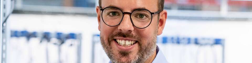 Christoph Haß gestaltet als Geschäftsführer bei Possehl Digital die digitale Zukunftsfähigkeit des industriellen Mittelstands. Possehl Digital investiert in Digitalunternehmen, deren Lösungen in der Praxis mittelstandstauglich funktionieren. Der Ansatz: Was in der Gruppe mit 200 Industrieunternehmen wirkt, hilft auch anderen. So ist ein wachsendes Portfolio mit bisher 9 Beteiligungen entstanden.