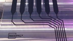 Serienfertigung flexibler Sensorlaminate auf industriellem Niveau Wacker zeigt auf der Kunststoffmesse K 2025 elektroaktive Siliconlaminate der Marke NEXIPAL Sense. Druck- oder Dehnbewegungen erzeugen unterschiedliche Spannungszustände, die präzise Sensorsignale für Anwendungen in der Medizintechnik, Robotik oder im Sportbereich liefern.