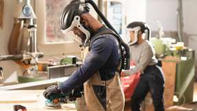 Kompakte Atemschutzlösung mit variabler Gebläsestufe und einfacher Reinigung Das neue X-plore-8300-Gebläsefiltergerät ist besonders leicht und ergonomisch gestaltet, sodass die Bewegungsfreiheit im Einsatz nicht eingeschränkt wird.