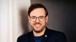 Digitale Transformation heißt Machen Christoph Haß gestaltet als Geschäftsführer bei Possehl Digital die digitale Zukunftsfähigkeit des industriellen Mittelstands. Possehl Digital investiert in Digitalunternehmen, deren Lösungen in der Praxis mittelstandstauglich funktionieren. Der Ansatz: Was in der Gruppe mit 200 Industrieunternehmen wirkt, hilft auch anderen. So ist ein wachsendes Portfolio mit bisher 9 Beteiligungen entstanden.