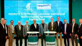 Weg von Mineralöl hin zu nachhaltigen Hydraulikölen Bei der Unterzeichnungszeremonie in Turin, Italien: Khalil Muri (sechster von links), Managing Director und Group CEO von Petronas Lubricants International, und Dr. Steffen Haack (siebter von links), Vorstandsvorsitzender Bosch Rexroth, mit Domenico Ciaglia (fünfter von links), Chief Strategy & Transformation Officer von Petronas Lubricants International, und Dr. Mark Krieg (achter von links), Vice President Entwicklung Industriehydraulik, Bosch Rexroth, und weitere Teammitglieder.