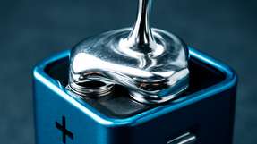 Ultradünne Lithium-Anoden für die Batteriefertigung Das neue Schmelzbeschichtungsverfahren des RWTH Aachen ermöglicht die kontrollierte Applikation flüssigen Lithiums auf Substratfolien zur Herstellung ultradünner Lithium-Metall-Anoden.