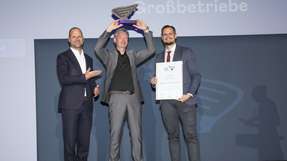 Bachmann Electronic ist „Austria’s Leading Company“ in Vorarlberg Bachmann Electronic wurde bei „Austria’s Leading Companies“ 2025 mit dem 1. Platz in der Kategorie Großbetriebe ausgezeichnet. Bachmann-Geschäftsführer Bernhard Zangerl (Mitte) nahm die Auszeichnung aus den Händen von Wirtschaftslandesrat Marco Tittler (links) sowie Nathaniel Heinritz, KSV1870-Niederlassungsleiter Feldkirch (rechts) entgegen.