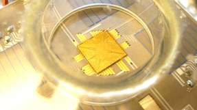 Quantencomputer mit Mikrowellen steuern Der MAGIC-Quantenprozessor von eleQtron verwendet Mikrowellen, was zu weniger Kühlung und geringerem Stromverbrauch führt.
