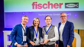 Fischerwerke gewinnt in der Kategorie „Customer Experience“ Die Sieger der Unternehmensgruppe Fischer nehmen ihren FREDDIE – Der Industrial AI Award entgegen