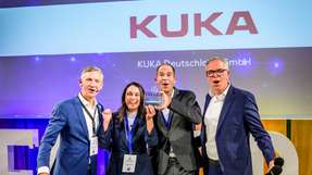 Kuka gewinnt in der Kategorie  „Transformation Mindset“ Die Sieger von Kuka nehmen ihren FREDDIE – Der Industrial AI Award entgegen.