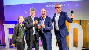 Schaltbau gewinnt in der Kategorie „Sustainability“ Die Sieger von Schaltbau nehmen ihren FREDDIE – Der Industrial AI Award entgegen.