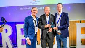 Harting gewinnt in der Kategorie „Game Changer“  Die Sieger von Harting nehmen ihren FREDDIE – Der Industral AI Award entgegen.