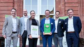 Netzsch erhält Sonderpreis „Green Exzellenz“ Nahmen den Preis in Mettlach bei Villeroy & Boch entgegen: Johann Vetter (Leiter des Nachhaltigkeitsmanagements der Netzsch-Gruppe), Nina Schwalm (Sustainability Manager), Kevin Perseis (Team Lead Quality Processes), Jakob Bartinger (Head of Engineering Services), Josef Baumann (Head of Technical Infrastructure / Building and Facility Manager), Sebastian Mair (Head of Metal Technology) und Richard Maier (Project Manager Strategic Projects).