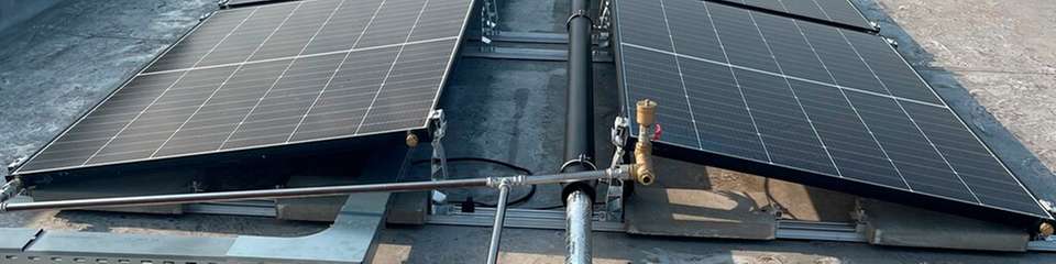 PVT-Kollektoren, Speicher und eine Wärmepumpe versorgen das Firmengebäude in Harsewinkel vollständig mit erneuerbarer Energie – effizient und unabhängig von fossilen Quellen.