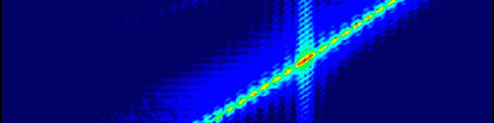 Die kohärente Wechselwirkung zwischen Fluxonen und Magnonen findet am Schnittpunkt ihrer Dispersionskurven statt (roter Bereich im Bildmittelpunkt). Dort trifft die lineare Dispersion der Fluxonen (gerade Linie von links unten nach rechts oben) auf die parabolische Dispersion der Magnonen (gebogene Linie von links unten nach rechts oben). Dieser Schnittpunkt spiegelt die Übereinstimmung sowohl der Energie (Frequenz in Gigahertz auf der Y-Achse) als auch des Impulses (Wellenzahl in Radianten pro Mikrometer auf der X-Achse) zwischen den Fluxon- und Magnon-Subsystemen wider.