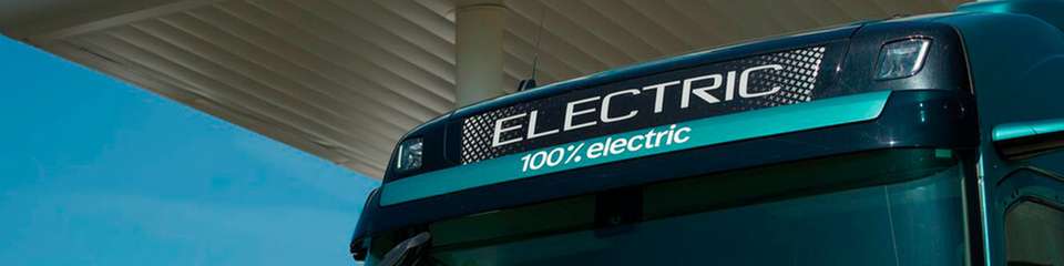 Zwei neue Ladehubs im Kieler Hafen sollen ab 2026 E-Lkw mit Grünstrom versorgen.