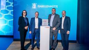 Bosch Global Supplier Award an Isabellenhütte verliehen  Dorothee Pethe (VP Purchasing Electronic Components Bosch Mobility), Antonio Villar (Head of Sales / Global Key Account Manager, Isabellenhütte), Thilo Gleisberg (Managing Director, Isabellenhütte) und Dr. Arne Flemming (Senior Vice President, Supply Chain Management, Bosch) bei der Preisübergabe der „Bosch Global Supplier Awards" (von links nach rechts).