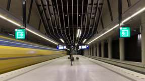 U-Bahnstation in Delft: Eine neue Schallverkleidung an der Decke reguliert den Lärm von Zügen und Reisenden. 