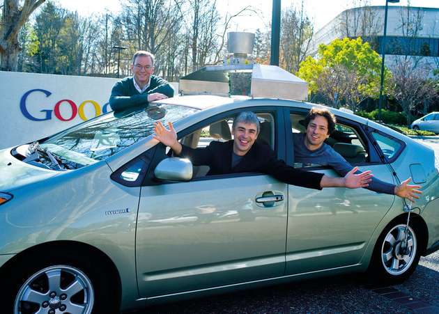 Dr. Eric Schmidt, Executive Chairman von Google, Larry Page, CEO and Co-Founder von Google, und Sergey Brin, Co-Founder von Google, in einem Google Driverless Car.