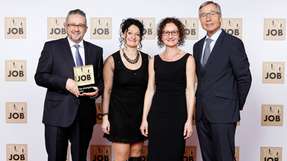 Die Vorstände Daniel Huber, Bärbel Huber und Beatrice Geiler erhalten in Berlin die Top-Job-Trophäe von Wirtschaftsminister Wolfgang Clement.