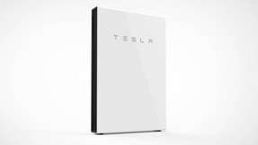 Hätten eigentlich schon im Mai in Deutschland ankommen sollen: die Tesla-Heimspeicher vom Typ Powerwall 2.