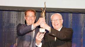 Die geschäftsführenden Gesellschafter Michael (links) und Bernhard (rechts) Juchheim nahmen in Würzburg den „Großen Preises des Mittelstandes“ entgegen.