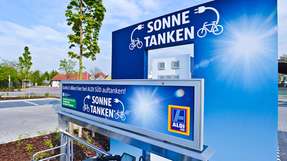 Unter dem Motto „Sonne tanken“ macht Aldi Süd bereits seit 2015 auf seine E-Ladestationen aufmerksam. Für die Nutzung von Sonnenstrom in den eigenen Filialen, Logistikzentren und in Verbindung mit E-Mobilität hat das Unternehmen nun den Solarpreis gewonnen.