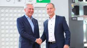 Keba-CEO Gerhard Luftensteiner und LTI-Geschäftsführer Hartmut Braun (von links nach rechts) wollen dem künftig gemeinsamen Kundenkreis Gesamtlösungen aus einer Hand bieten.