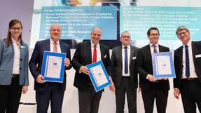 Von links nach rechts waren bei der Zertifikatsübergabe im Rahmen der SPS IPC Drives 2018 anwesend: Christine Stolz (TÜV Süd), Eckard Eberle (Siemens), Axel Lorenz (Siemens), Kai Wollenweber (TÜV Süd), Mikael Leksell (Siemens) und Peter Havel (TÜV Süd).