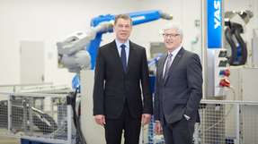 In der Geschäftsführung von Yaskawa Europe folgt Bruno Schnekenburger (links) als President & CEO auf Manfred Stern (rechts).