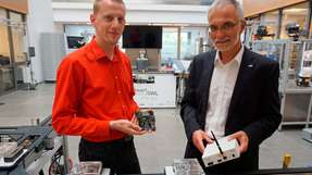 Professor Dr. Uwe Meier (rechts) und Daniel Töws (Wissenschaftlicher Mitarbeiter) vom inIT setzen auf ein friedliches Nebeneinander industrieller Funkanwendungen.