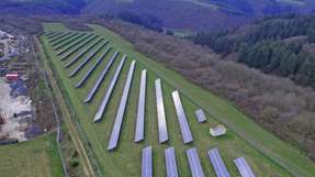 Ein Teil des Solarparks Hontheim aus der Vogelperspektive: Hier war der Betreiber auf der Suche nach ertragsmindernden Mikroschäden.