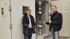 Prof. Dr.-Ing. Bernd Langer (rechts) und Prof. Dr.-Ing. Martin Kipfmüller haben an der Hochschule Karlsruhe – Technik und Wirtschaft ein Verfahren zur automatisierten Herstellung und Montage von Kabelbäumen entwickelt.