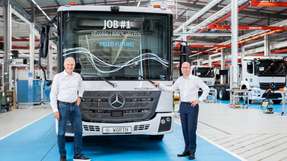 Elektrisch in Serie: Der Mercedes-Benz eEconic rollt ab sofort im Werk Wörth vom Band. Von links nach rechts: Dr. Ralf Forcher, Leiter Mercedes-Benz Special Trucks und Dr. Andreas Bachhofer, Leiter Standort und Produktion Werk Wörth