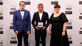 Ranga Yogeshwar (mittig), Mentor des Innovationswettbewerbs Top 100, überreicht Nathalie Kletti (rechts), Geschäftsführerin MPDV, und Peter Hofmann (links), Manager Innovation MPDV, die Auszeichnung für den zweiten Platz der Top100 Innovatoren in der Größenklasse C.